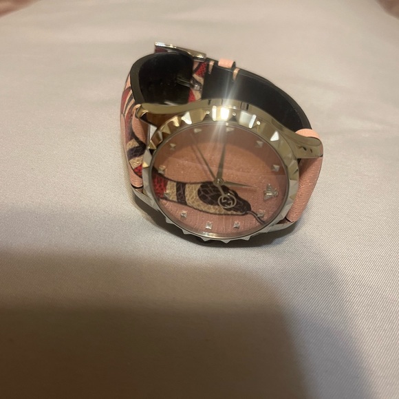 WOMENS Gucci Watch. Brand new. Never worn. Comes with box. - Picture 3 of 8